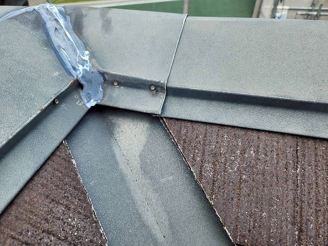 棟板金の釘が抜けかけている施工前の様子