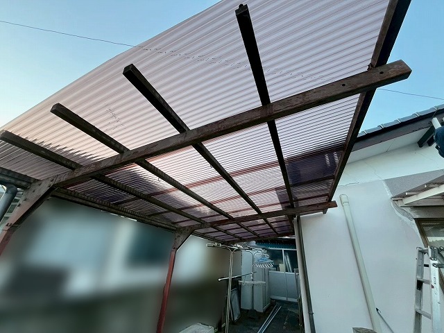 波板ポリカ屋根材を交した物干しスペース