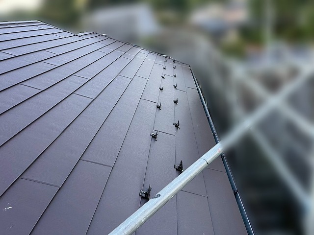 屋根重ね葺き工事で屋根と雪止め金具を交換した屋根
