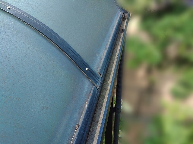 雨樋清掃が完了して排水能力が回復したサンルームの雨樋