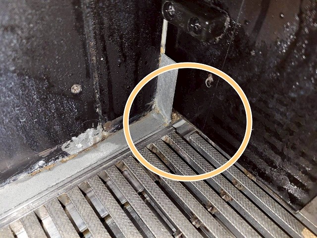 浴室床の金網を戸と干渉しないようにカットした施工後の様子