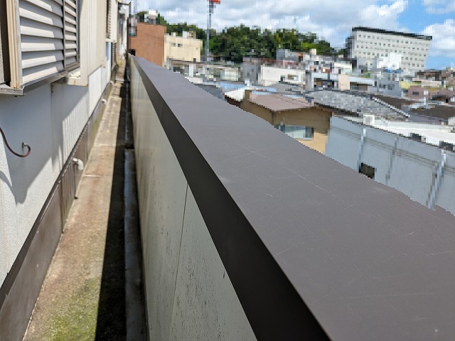 福島市にて既存の笠木に新しく板金をカバー工法により施工。雨漏りのリスクを軽減