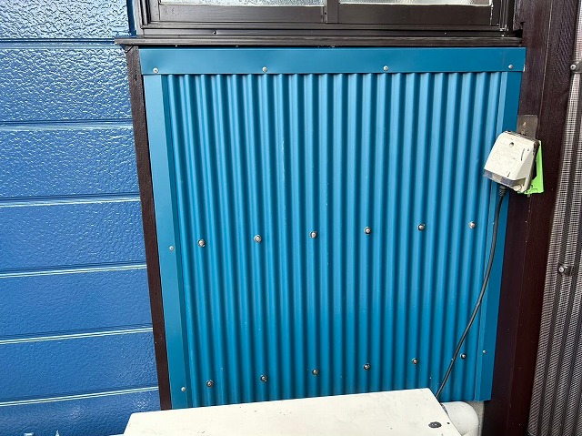 石ブロック壁を金属トタンで覆った様子