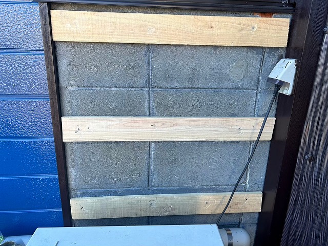 石ブロック壁に胴縁を張り込んだ様子