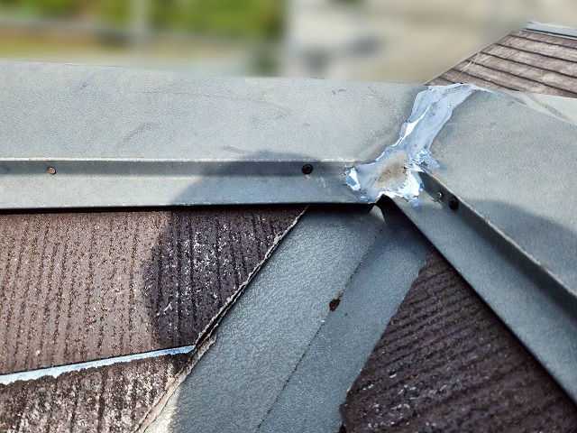 釘の浮きを解消した棟板金