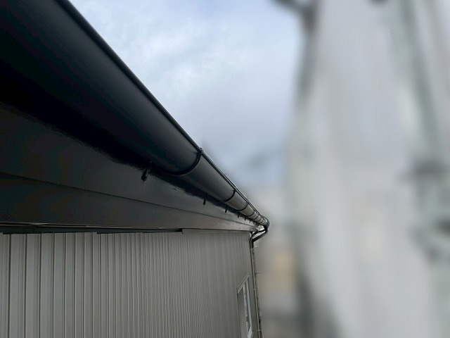 軒樋を新しいものに交換した様子