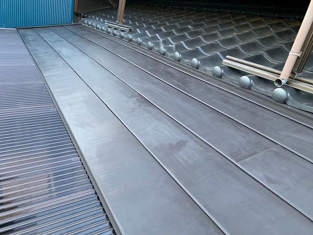 瓦とポリカ屋根の間の金属屋根を交換した様子