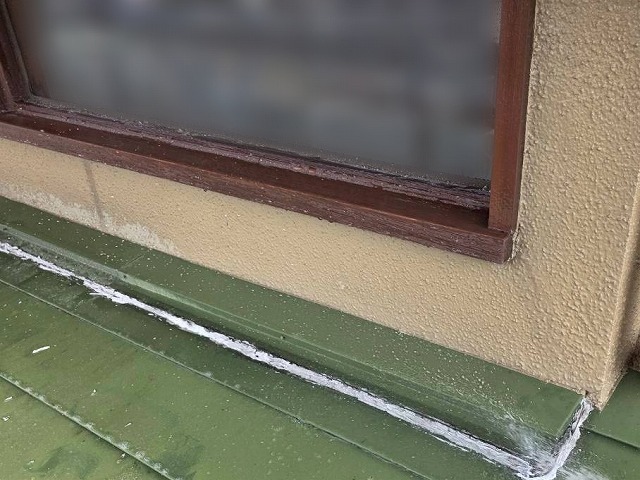 施工前の雨押え板金取り合い部シーリング