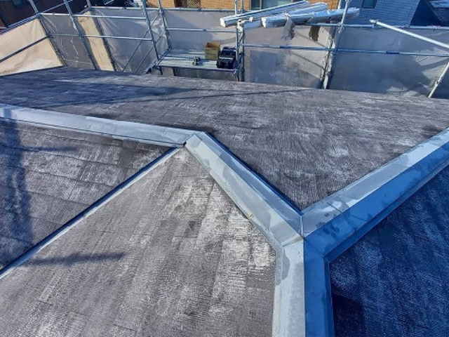 いわき市にてメンテナンス時期を迎えたスレート屋根。屋根カバー工事がスタート