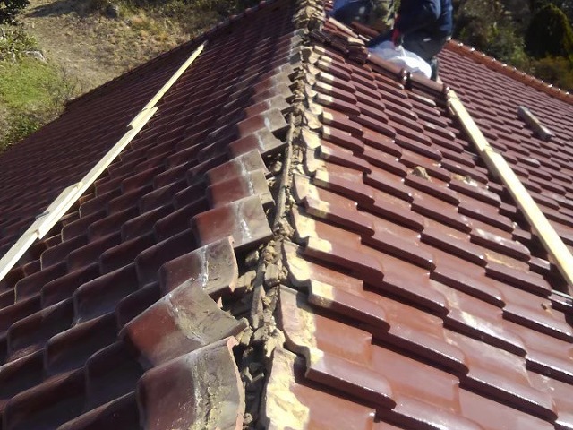 郡山市にて地震被害を受けた瓦屋根の和風住宅。同じ被害を繰り返さないよう対策します